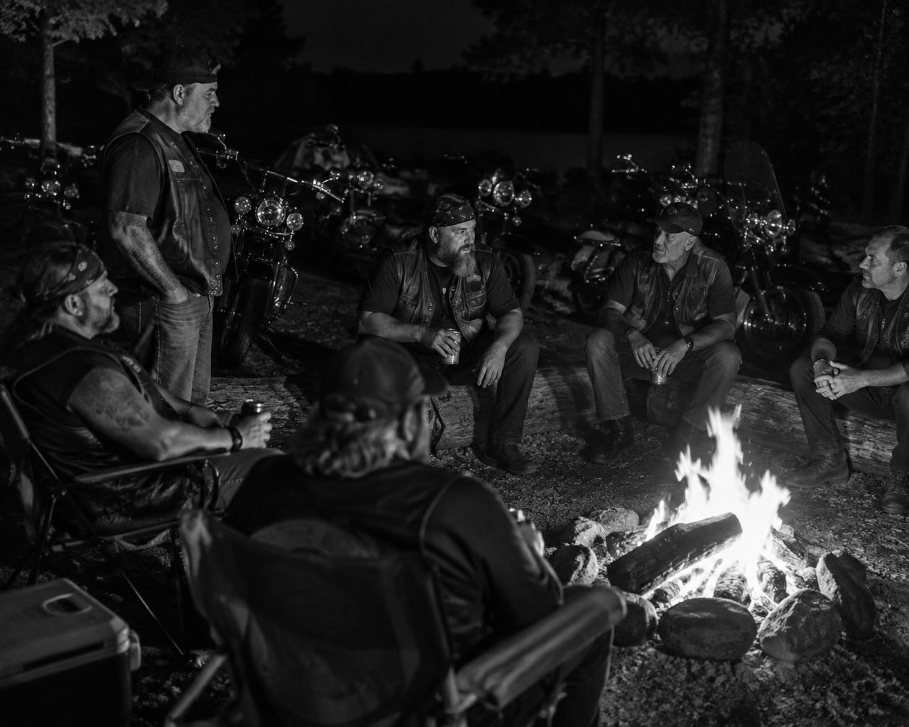 Confraternização de motociclistas à noite